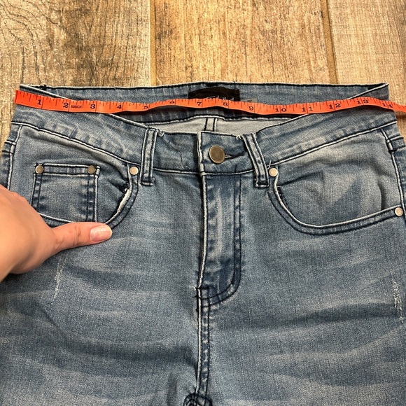 Mid-rise jeans with frayed hem and metallic detail on the side - Picture 9 of 10